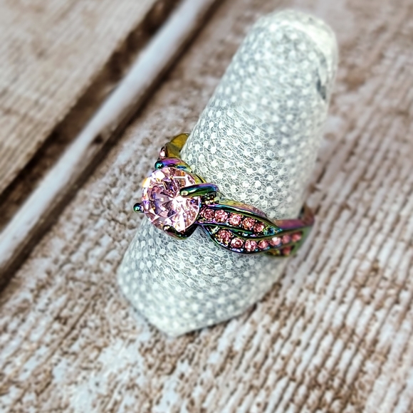 Women's Ring Size 8 - Picture 2 of 5